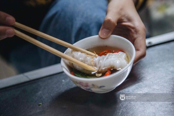 Hàng bánh cuốn vô danh kỳ lạ nhất Hà Nội: chỉ bán lúc nửa đêm, nằm sâu trong ngõ mà bao người biết đến - Ảnh 14.