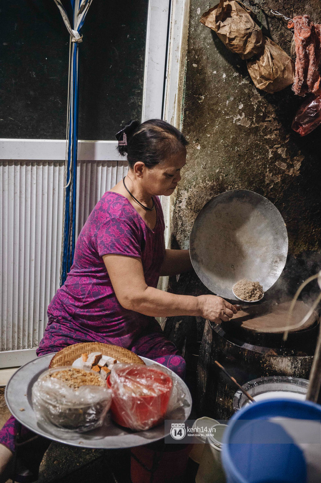 Hàng bánh cuốn vô danh kỳ lạ nhất Hà Nội: chỉ bán lúc nửa đêm, nằm sâu trong ngõ mà bao người biết đến - Ảnh 3.