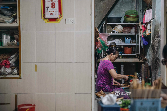 Hàng bánh cuốn vô danh kỳ lạ nhất Hà Nội: chỉ bán lúc nửa đêm, nằm sâu trong ngõ mà bao người biết đến - Ảnh 6.