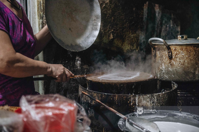 Hàng bánh cuốn vô danh kỳ lạ nhất Hà Nội: chỉ bán lúc nửa đêm, nằm sâu trong ngõ mà bao người biết đến - Ảnh 7.