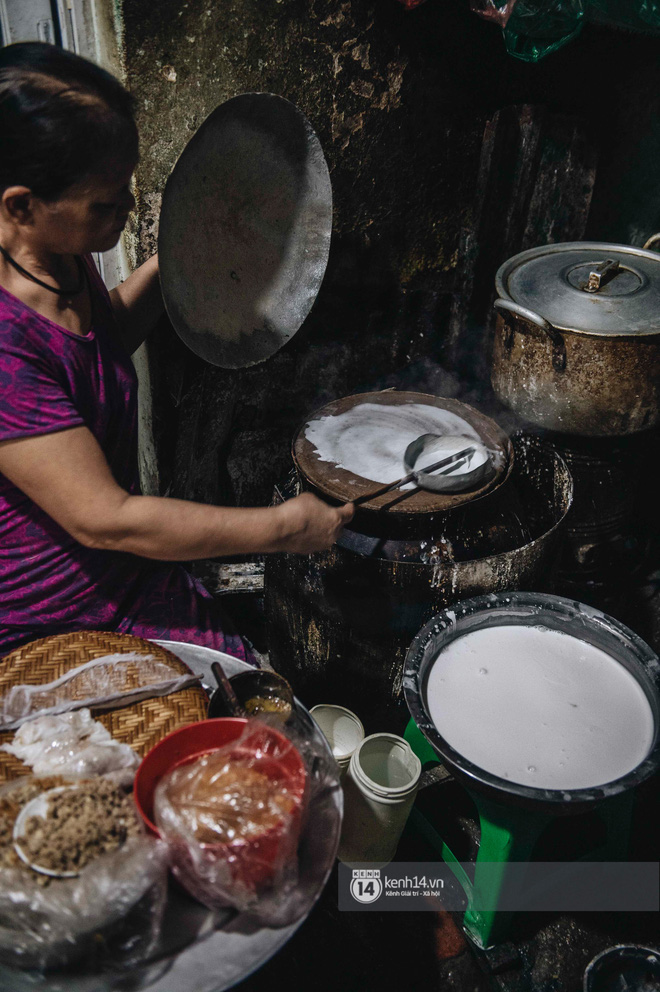 Hàng bánh cuốn vô danh kỳ lạ nhất Hà Nội: chỉ bán lúc nửa đêm, nằm sâu trong ngõ mà bao người biết đến - Ảnh 9.