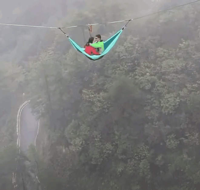 Cặp đôi ngồi võng treo trên vách núi khiến cư dân mạng hết hồn: đúng là đâu ai muốn làm người bình thường khi yêu - Ảnh 2.