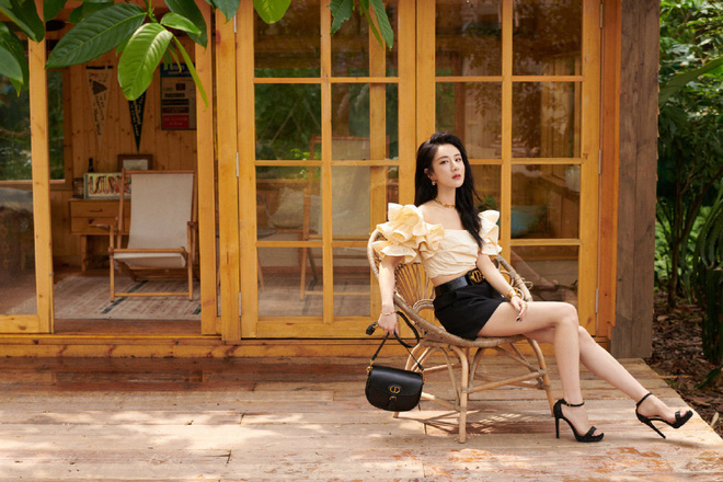 Những trai xinh gái đẹp một bước hoá đại gia nghìn tỷ trong làng livestream bán hàng - Ảnh 4. Những trai xinh gái đẹp một bước hoá đại gia nghìn tỷ trong làng livestream bán hàng - Ảnh 4.