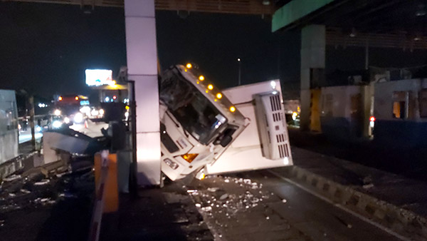 Xe đ&ocirc;ng lạnh t&ocirc;ng sập cabin trạm thu ph&iacute; rồi lật ngang - Ảnh 1.