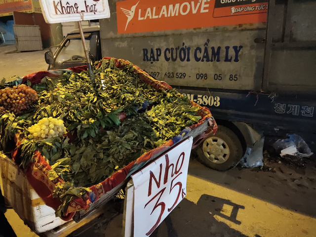 Trái cây Việt giá rẻ chưa từng có tràn lan khắp vỉa hè Hà Nội - Ảnh 1. Trái cây Việt giá rẻ chưa từng có tràn lan khắp vỉa hè Hà Nội - Ảnh 1.