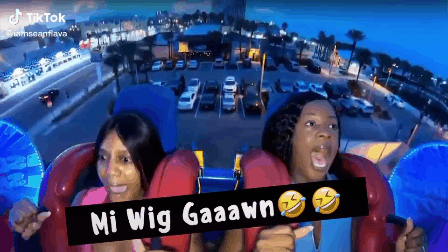 Hai cô gái hoảng hốt trên xích đu mạo hiểm vì một “vật thể lạ” bay xoẹt qua, dân mạng nghiêng ngả khi nhận ra sự thật - Ảnh 1.