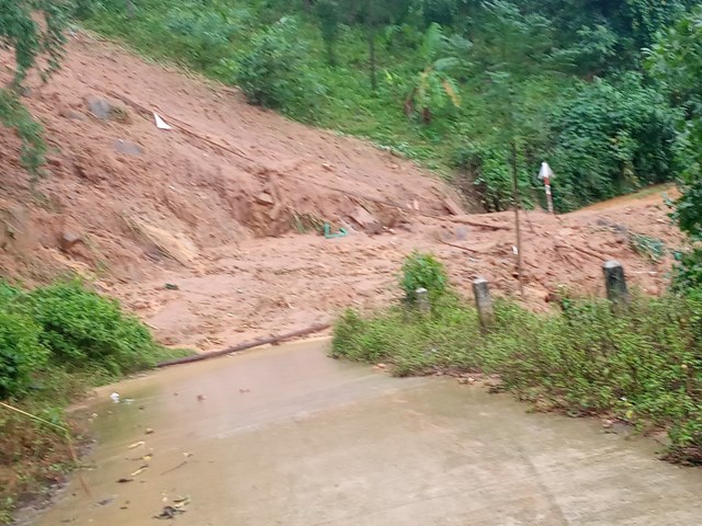 Dỡ rào chắn đi vào vùng nguy hiểm, 2 thanh niên bị vùi suýt chết - Ảnh 1.