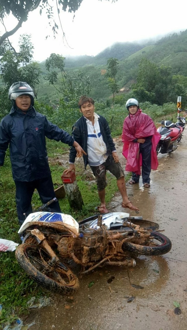 Dỡ rào chắn đi vào vùng nguy hiểm, 2 thanh niên bị vùi suýt chết - Ảnh 2.