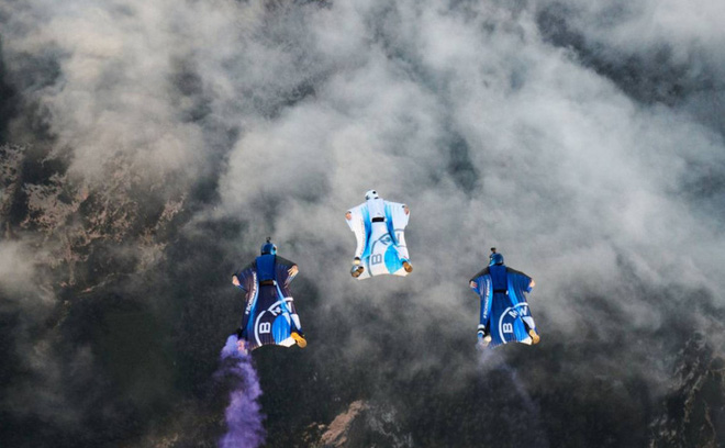 Ngạc nhi&ecirc;n với bộ đồ bay điều khiển bằng điện của BMW, động cơ si&ecirc;u khủng cho ph&eacute;p lao đi với vận tốc 300km/h - Ảnh 1.