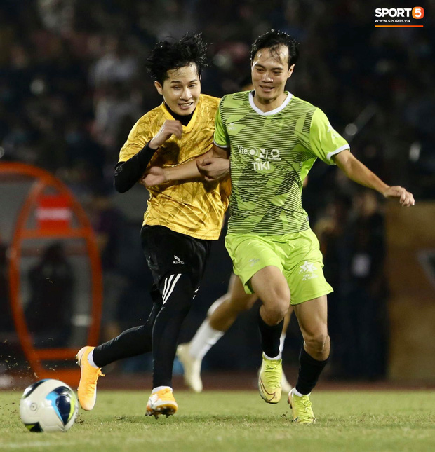 Cris Phan ghi bàn đẹp khó tin vào lưới “thủ môn” tuyển Việt Nam - Ảnh 1.