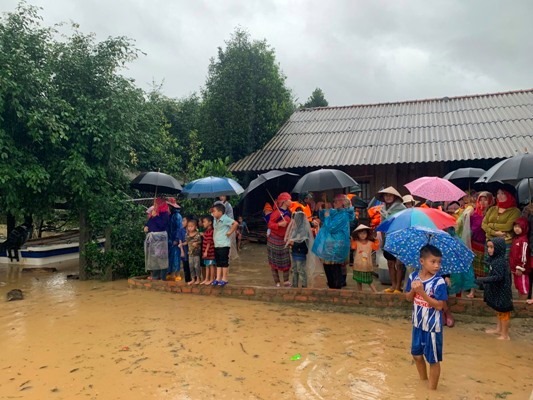 Đắk Lắk: Đường ngập nặng sau mưa lũ, hàng trăm hộ dân bị cô lập - Ảnh 1.