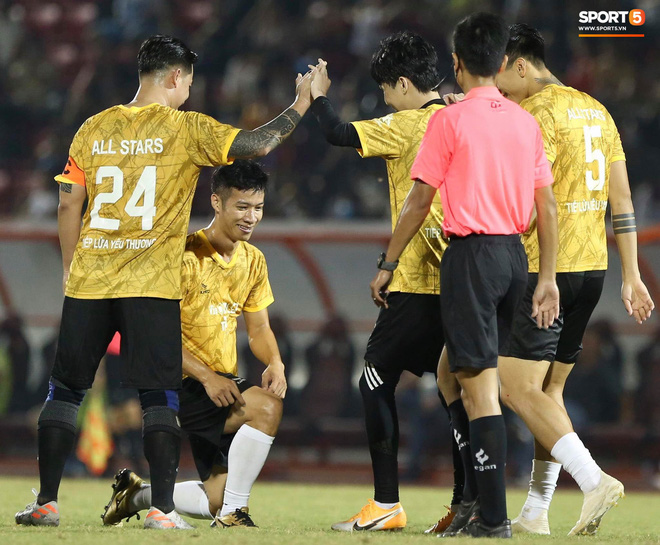 Đ&oacute;ng vai thủ m&ocirc;n bất đắc dĩ, H&agrave; Đức Chinh bị đội của Jack cho ăn h&agrave;nh - Ảnh 11.