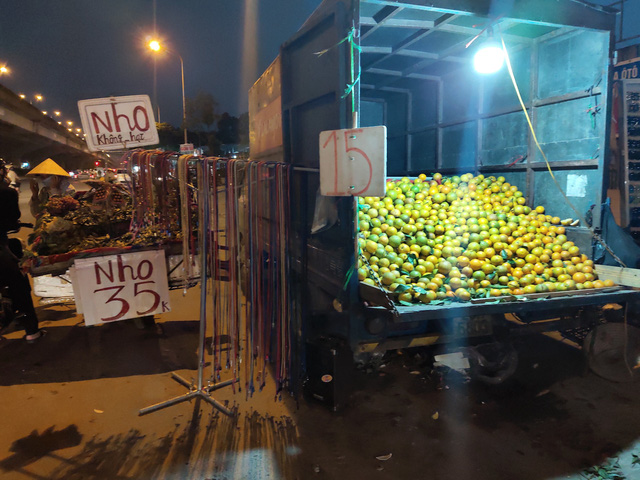 Trái cây Việt giá rẻ chưa từng có tràn lan khắp vỉa hè Hà Nội - Ảnh 3. Trái cây Việt giá rẻ chưa từng có tràn lan khắp vỉa hè Hà Nội - Ảnh 3.