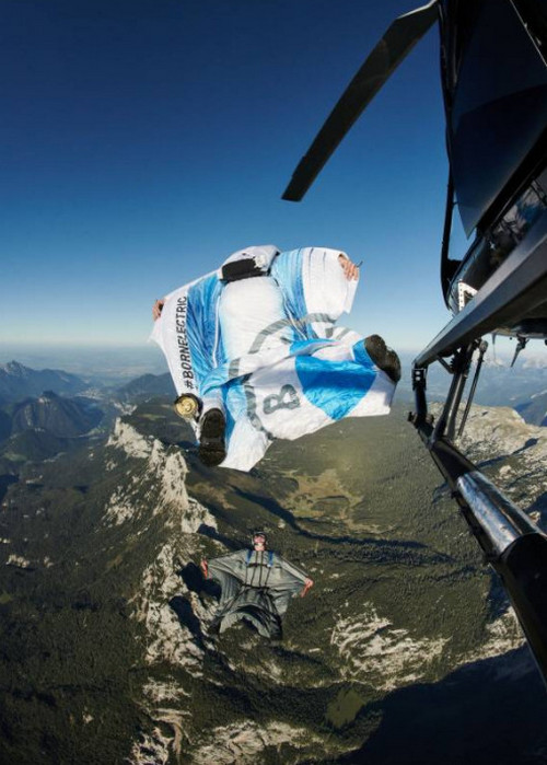 Ngạc nhi&ecirc;n với bộ đồ bay điều khiển bằng điện của BMW, động cơ si&ecirc;u khủng cho ph&eacute;p lao đi với vận tốc 300km/h - Ảnh 4.