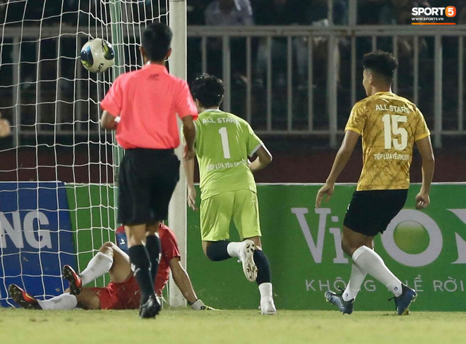 Cris Phan ghi bàn đẹp khó tin vào lưới “thủ môn” tuyển Việt Nam - Ảnh 4.