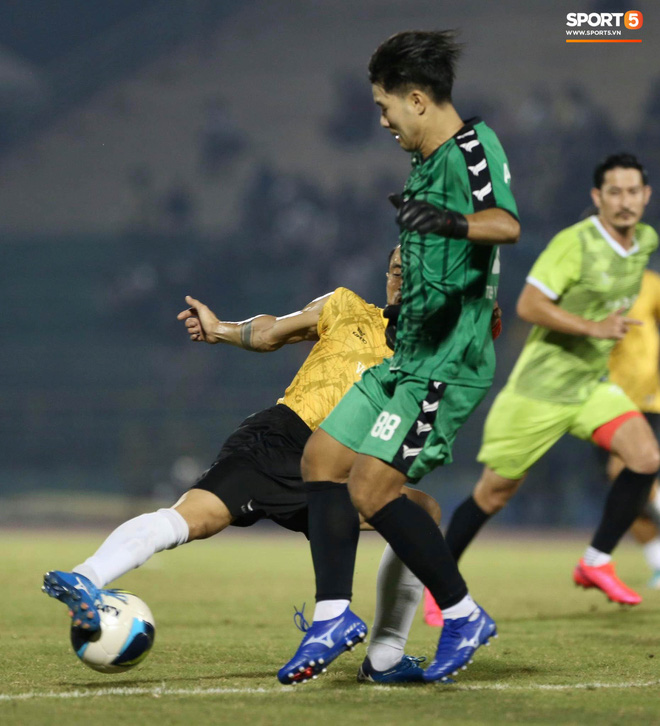 Đ&oacute;ng vai thủ m&ocirc;n bất đắc dĩ, H&agrave; Đức Chinh bị đội của Jack cho ăn h&agrave;nh - Ảnh 5.