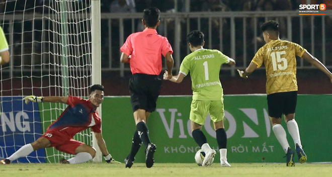 Cris Phan ghi bàn đẹp khó tin vào lưới “thủ môn” tuyển Việt Nam - Ảnh 5.