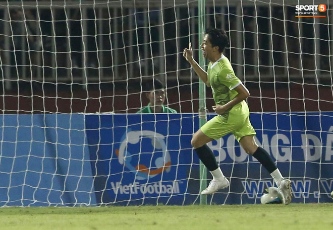 Cris Phan ghi bàn đẹp khó tin vào lưới “thủ môn” tuyển Việt Nam - Ảnh 6.