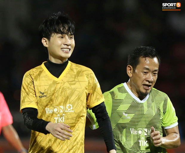 Đ&oacute;ng vai thủ m&ocirc;n bất đắc dĩ, H&agrave; Đức Chinh bị đội của Jack cho ăn h&agrave;nh - Ảnh 7.