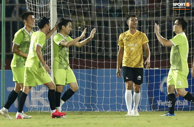 Cris Phan ghi bàn đẹp khó tin vào lưới “thủ môn” tuyển Việt Nam - Ảnh 8.