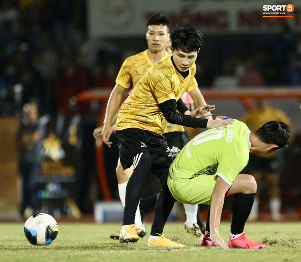 Đ&oacute;ng vai thủ m&ocirc;n bất đắc dĩ, H&agrave; Đức Chinh bị đội của Jack cho ăn h&agrave;nh - Ảnh 9.