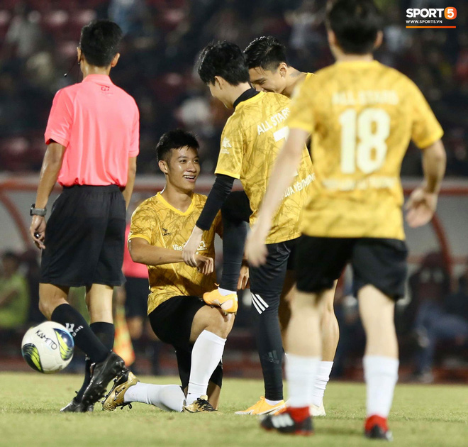 Đ&oacute;ng vai thủ m&ocirc;n bất đắc dĩ, H&agrave; Đức Chinh bị đội của Jack cho ăn h&agrave;nh - Ảnh 10.