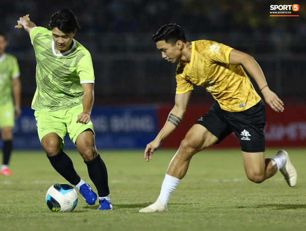 Cris Phan ghi bàn đẹp khó tin vào lưới “thủ môn” tuyển Việt Nam - Ảnh 10.