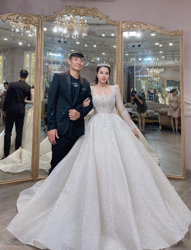 Lộ ảnh Khánh Linh diện váy cưới xinh đẹp bên Tiến Dũng bảnh bao: Đúng cô dâu - chú rể đây rồi - Ảnh 1.