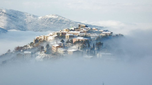 CNN: Ngôi làng Italy đẹp như tranh vẽ nhưng bí mật quá khứ ít ai ngờ tới - Ảnh 2.
