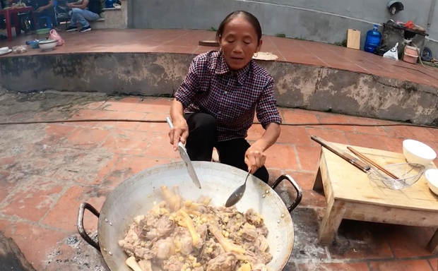 Toang thật rồi: Bà Tân Vlog đầu tư hẳn quả bí ngô siêu to khổng lồ để làm món hoành tráng mà sao nấu xong lại xẹp lép thế này? - Ảnh 3.