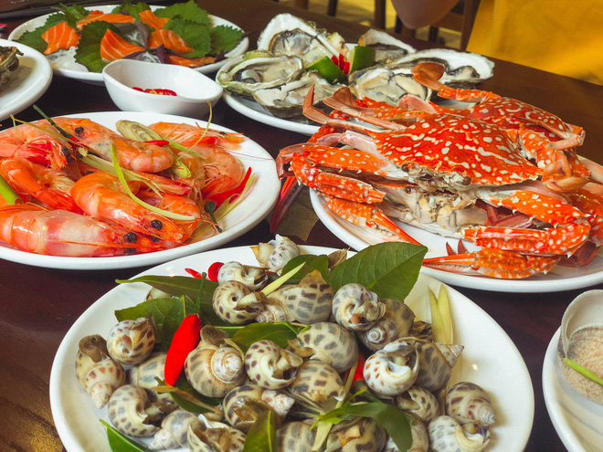 Bỏ hơn 1 triệu ăn buffet hải sản ở nhà hàng nổi tiếng Hà Nội, thực khách bất ngờ phát hiện cua có giun nhưng câu trả lời từ nhà hàng lại là thứ kỳ lạ khác? - Ảnh 3.