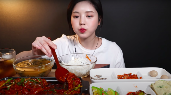 Nữ YouTuber mukbang Hàn bị tố “nhè đồ ăn” bất ngờ trở lại sau 2 tháng ở ẩn, biểu cảm khác thường khi ăn gây chú ý - Ảnh 3.