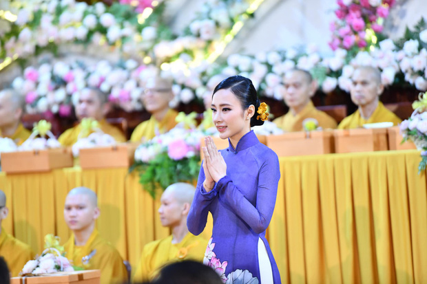 Dàn sao Vbiz lui về hậu trường: Angela Phương Trinh lột xác, Mỹ Tâm - Phạm Hương na ná nhau, Hoài Lâm dính ồn ào tình ái - Ảnh 4.