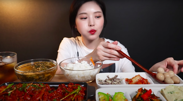 Nữ YouTuber mukbang Hàn bị tố “nhè đồ ăn” bất ngờ trở lại sau 2 tháng ở ẩn, biểu cảm khác thường khi ăn gây chú ý - Ảnh 5.
