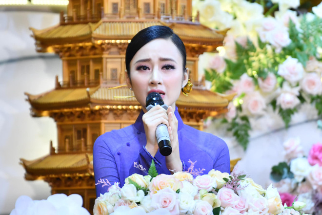 Dàn sao Vbiz lui về hậu trường: Angela Phương Trinh lột xác, Mỹ Tâm - Phạm Hương na ná nhau, Hoài Lâm dính ồn ào tình ái - Ảnh 6.