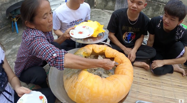 Toang thật rồi: Bà Tân Vlog đầu tư hẳn quả bí ngô siêu to khổng lồ để làm món hoành tráng mà sao nấu xong lại xẹp lép thế này? - Ảnh 7.