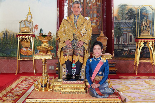 Trong khi Hoàng quý phi được phục vị, hình ảnh vợ cũ của Vua Thái Lan gầy gò hốc hác, đang trồng rau trong chùa được chia sẻ gây xôn xao MXH - Ảnh 1.