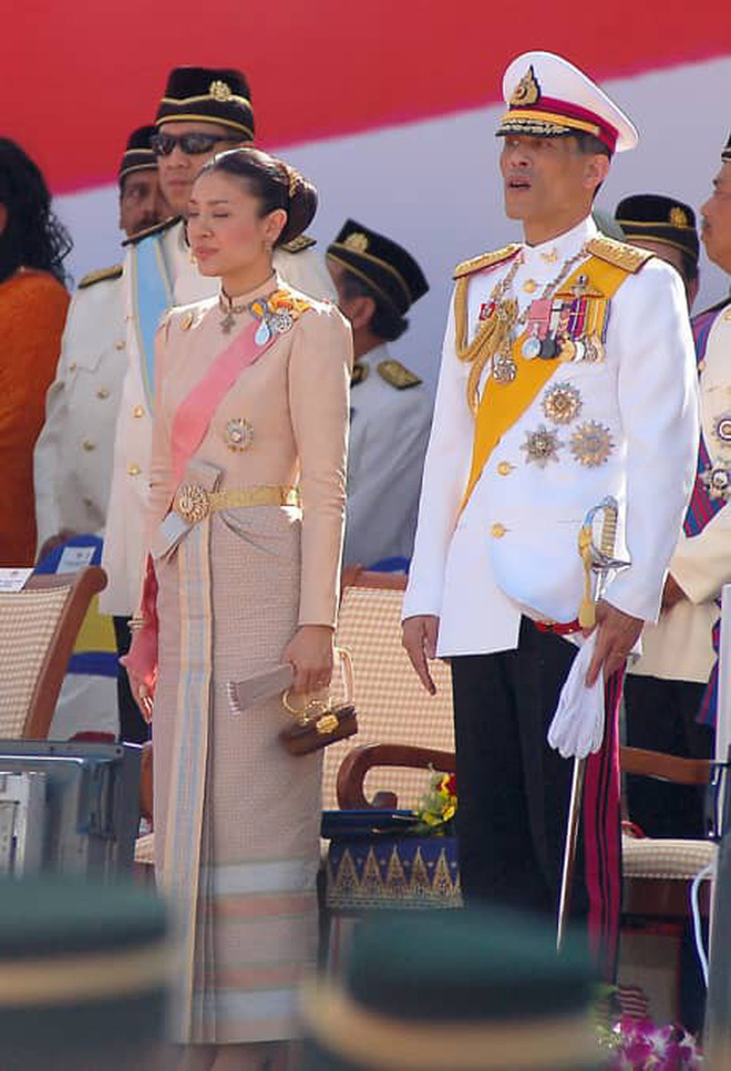 Trong khi Hoàng quý phi được phục vị, hình ảnh vợ cũ của Vua Thái Lan gầy gò hốc hác, đang trồng rau trong chùa được chia sẻ gây xôn xao MXH - Ảnh 4.