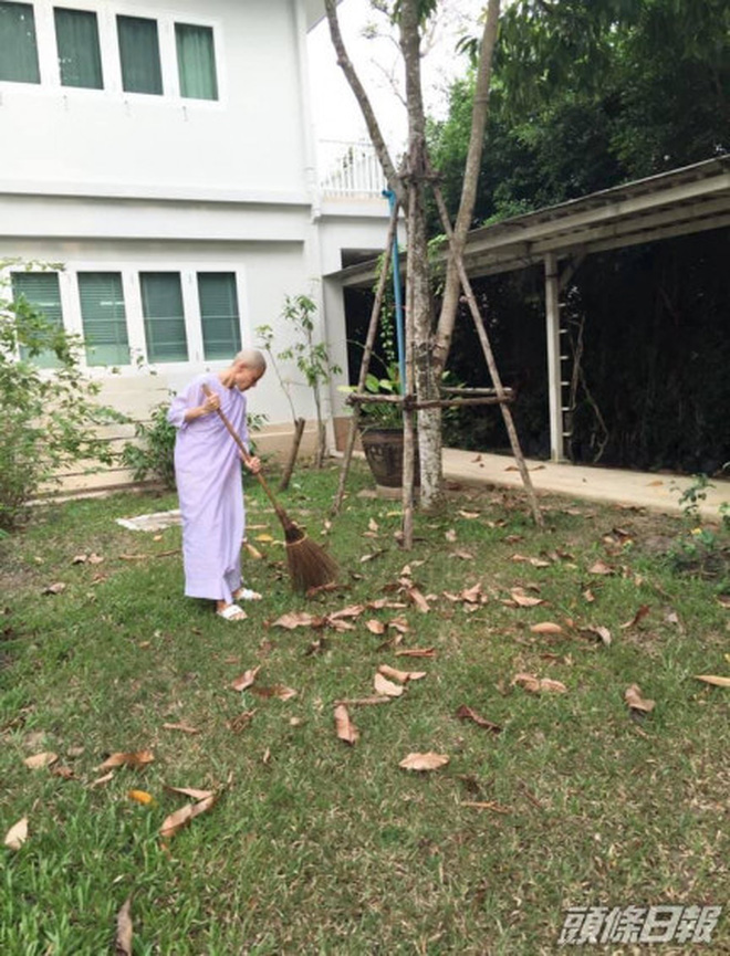 Trong khi Hoàng quý phi được phục vị, hình ảnh vợ cũ của Vua Thái Lan gầy gò hốc hác, đang trồng rau trong chùa được chia sẻ gây xôn xao MXH - Ảnh 8.