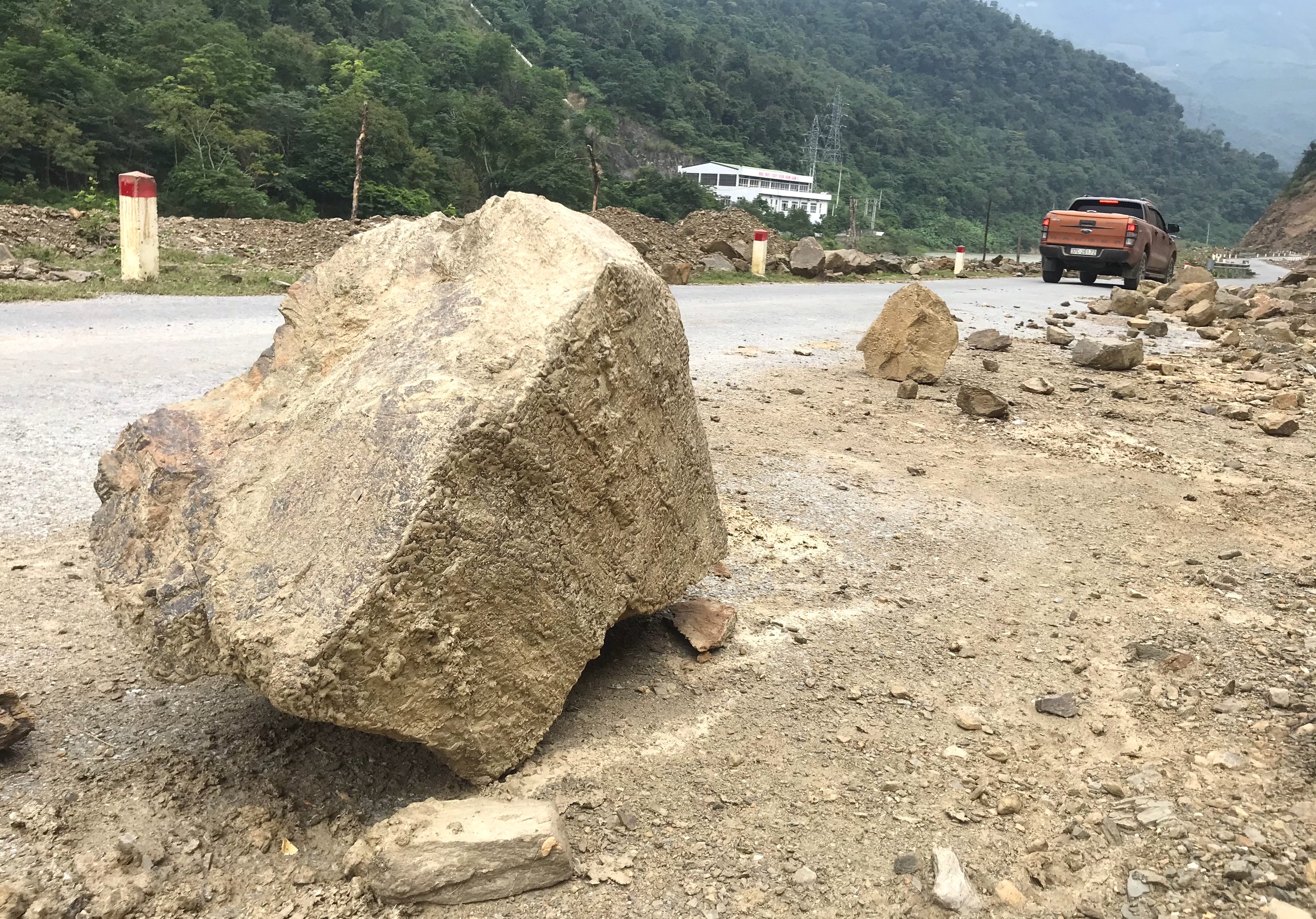 Con đường ám ảnh nhất biên giới Nghệ An, những tảng đá lơ lửng trên đầu người đi đường - Ảnh 15.