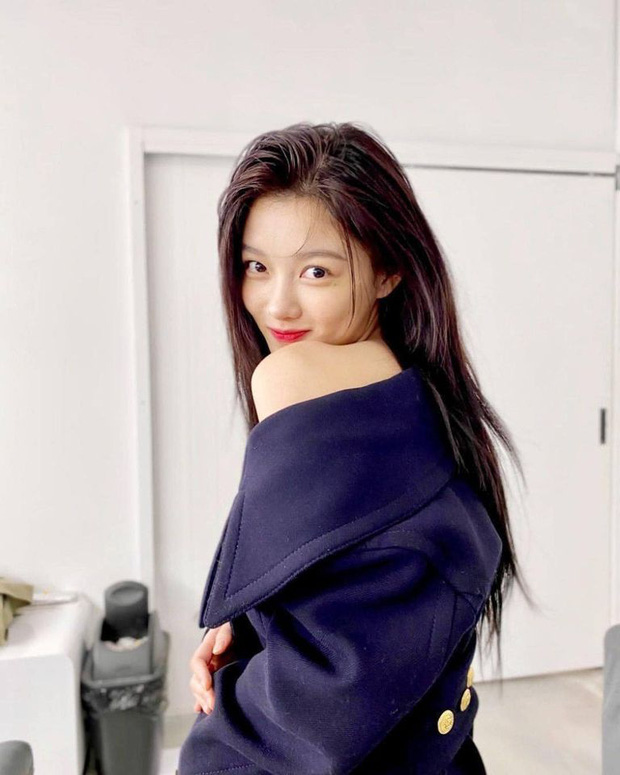 Sao nhí một thời Kim Yoo Jung ngày càng sexy bất ngờ, khoe vai trần sương sương mà khiến netizen xịt máu mũi - Ảnh 2.