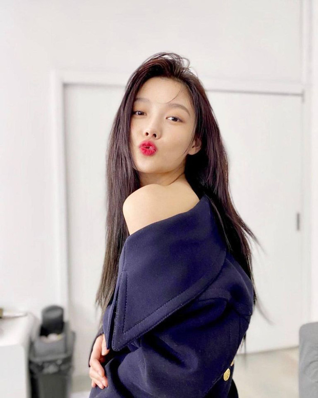 Sao nhí một thời Kim Yoo Jung ngày càng sexy bất ngờ, khoe vai trần sương sương mà khiến netizen xịt máu mũi - Ảnh 3.