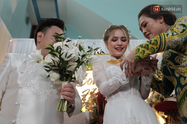 Clip: Vợ chồng streamer giàu nhất Việt Nam cười tít mắt lúc trao vàng cưới - Ảnh 4.