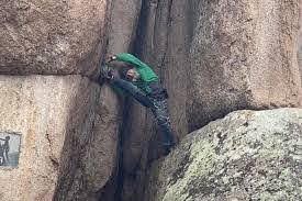 Clip: Thót tim cảnh cụ ông 70 tuổi xuống núi bằng đầu trần - Ảnh 2.