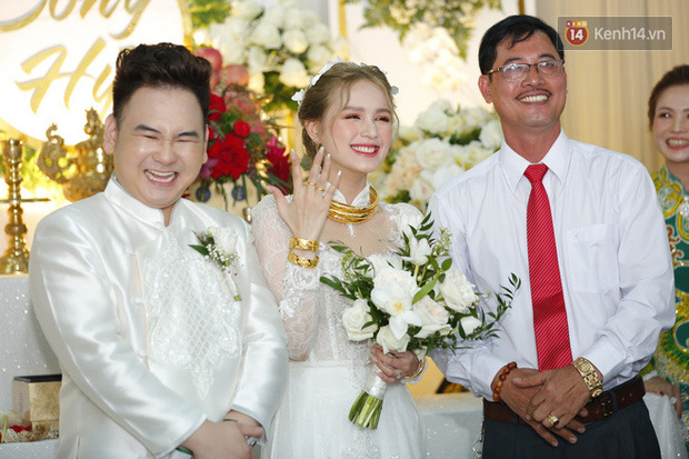 Clip: Vợ chồng streamer giàu nhất Việt Nam cười tít mắt lúc trao vàng cưới - Ảnh 5.