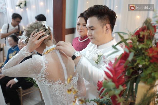 Clip: Vợ chồng streamer giàu nhất Việt Nam cười tít mắt lúc trao vàng cưới - Ảnh 8.