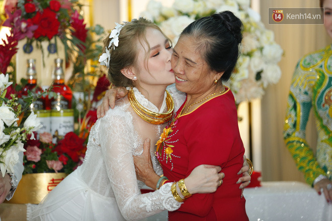 Clip: Vợ chồng streamer giàu nhất Việt Nam cười tít mắt lúc trao vàng cưới - Ảnh 10.