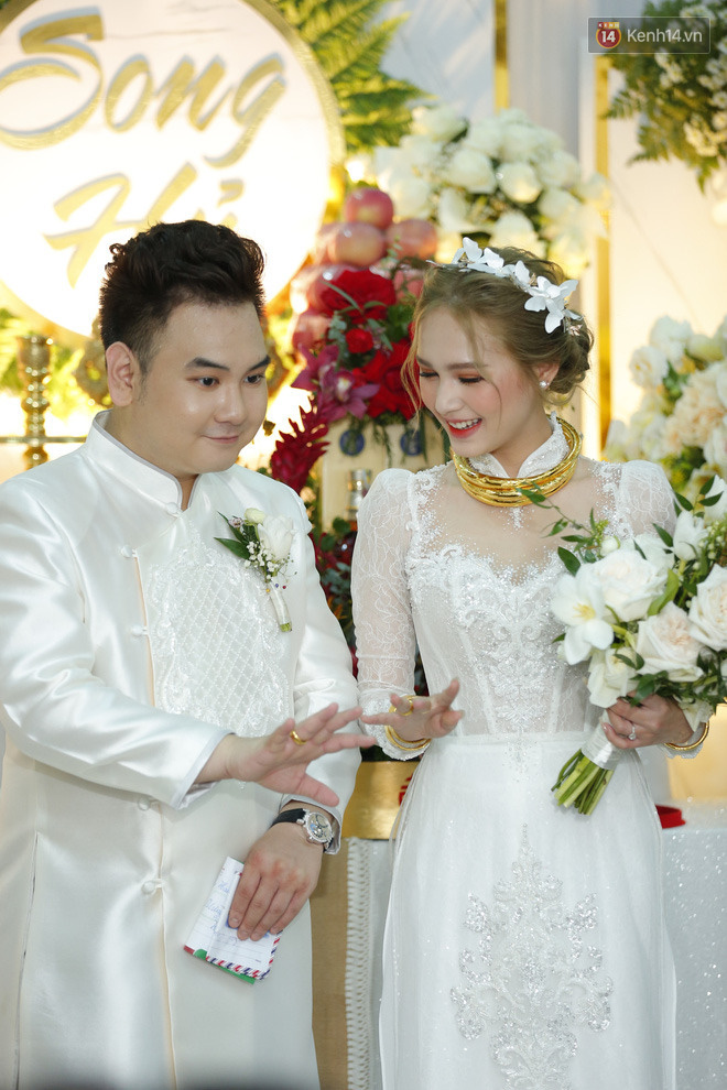 Clip: Vợ chồng streamer giàu nhất Việt Nam cười tít mắt lúc trao vàng cưới - Ảnh 11.