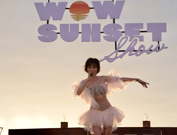 Nguyên Hà thích hát tại WOW Sunset Show vì kiểu gì cũng có hình đẹp, Lê Hiếu bật mí ca khúc bắt trúng tâm trạng khi yêu - Ảnh 2.