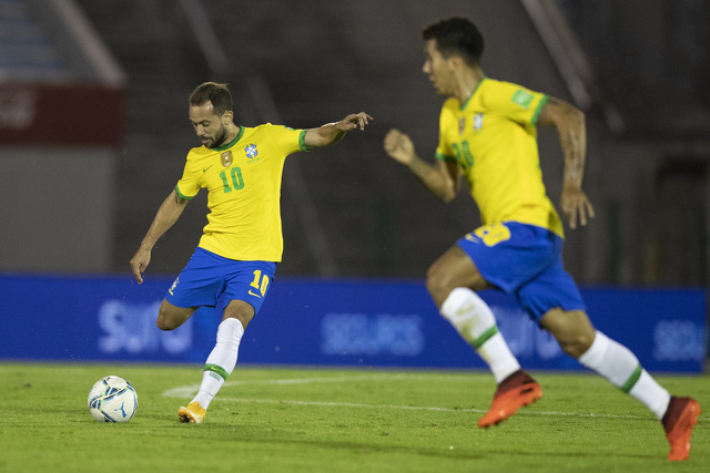 ĐT Uruguay 0-2 ĐT Brazil: Nối dài mạch toàn thắng, Brazil vững ngôi đầu - Ảnh 1.